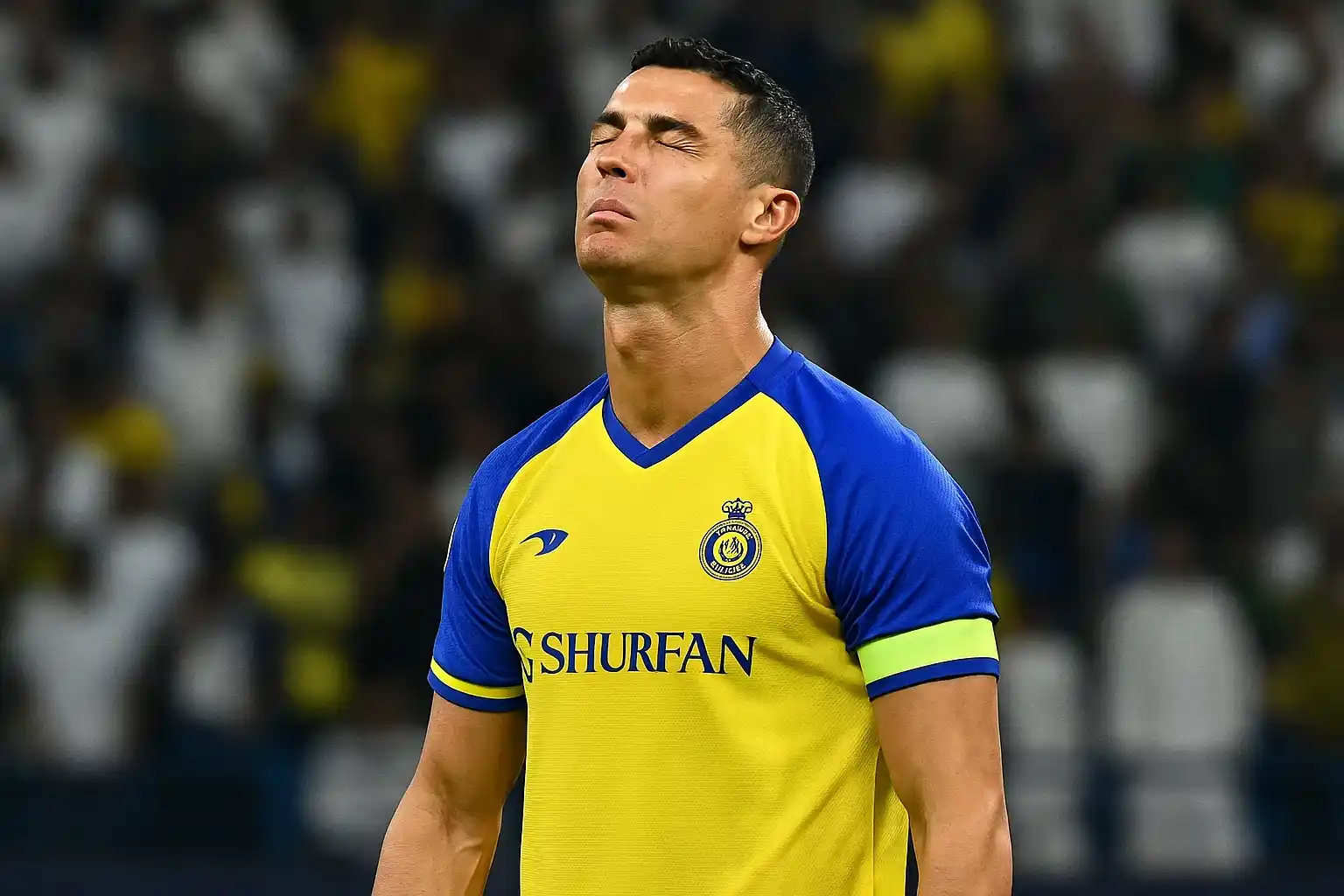 Khán giả chờ Cristiano Ronaldo ghi bàn nhưng nhận lại... biểu cảm "tâm linh"